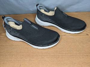 lot 232 image: Skechers Mens Go Walk 6 Slip-On Sneakers Size 9.5