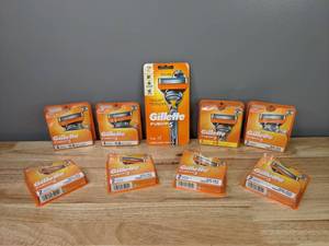 lot 28 image: 27 Brand New Gillette Fusion 5 Shaving Blades and 1 Handle T