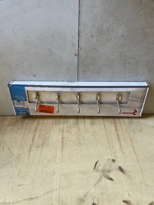 lot 57 image: Richelieu Hardware 23-58 in. (601 mm) White Utility Hook Rack