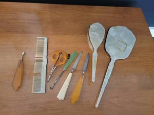 lot 50 image: Bakelite Vanity Items