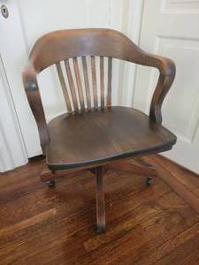 lot 51 image: Vintage Bankers Chair