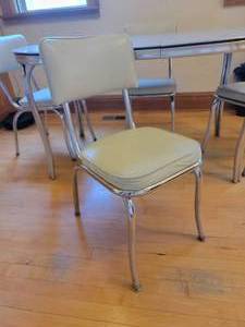 lot 22 image: 1950s Kuehne Manufacturing Retro Kitchen Table