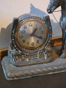 lot 23 image: Unique 1950s Spartus Mantel Clock
