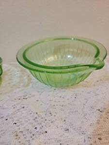 lot 29 image: Green Depression Glass Juicer & Bowl