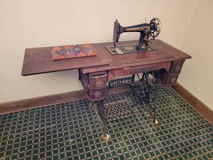 lot 30 image: Antique Singer Sewing Machine Model 27-4 plus Notion Box