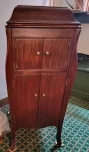 lot 31 image: Victor Talking Machine Victrola with Records  VVX509580