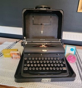 lot 59 image: Vintage Royal Mechanical Typewriter