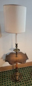 lot 73 image: Lovely Vintage Accent Table Floor Lamp