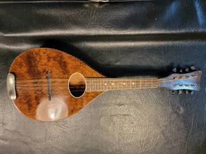 lot 58 image: Vintage Mandolin