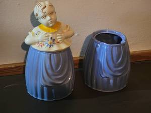 lot 74 image: Pretty Hand Painted Cookie Jar by Pottery Guild of America