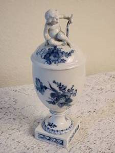 lot 77 image: Beautiful Lidded Porcelain Urn by Royal Denmark