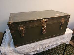 lot 78 image: Vintage Travelers Trunk