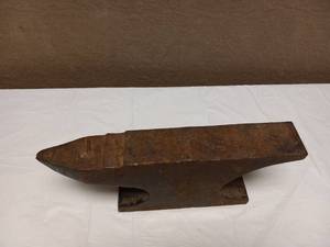 lot 49 image: ANTIQUE BLACKSMITH LONGHORN STYLE STEEL ANVIL