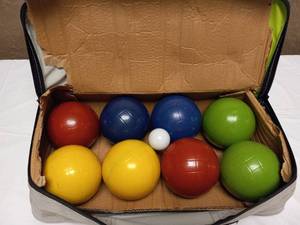lot 48 image: FRANKLIN SPORT 8 PIECE BOCCE BALL SET