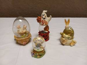 lot 40 image: (10) SNOW GLOBES