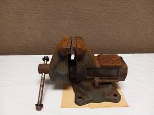 lot 39 image: BENCH VISE