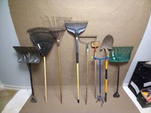 lot 100 image: YARD TOOLS