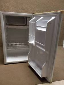 lot 106 image: MAGIC CHEF MINI REFRIGERATOR
