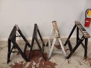 lot 121 image: (4) CONSTRUCTION SAW HORSES SET