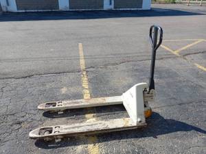 lot 122 image: CROWN PALLET JACK