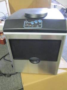lot 41 image: ice making machine has a dent on bo...