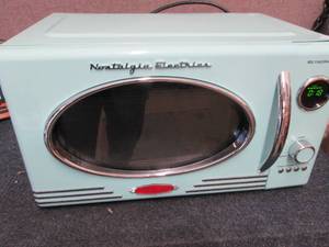 Nostalgia Retro 0.9 cu ft 800 Watt ...