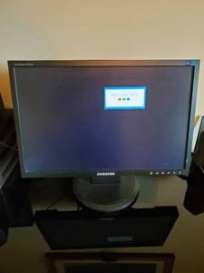 lot 103 image: Samsung Monitor and HP CPU