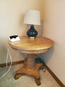 lot 110 image: Night-stand, lamp, and alarm clock