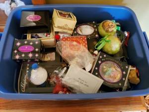 lot 117 image: Collection of misc. ornaments