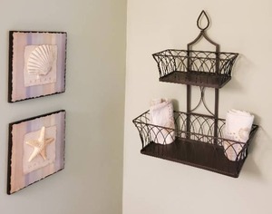 lot 121 image: Contents of bathroom and closet