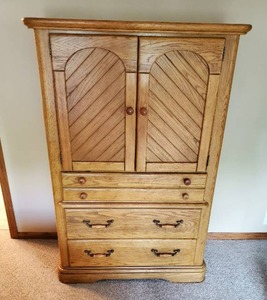 lot 123 image: Armoire