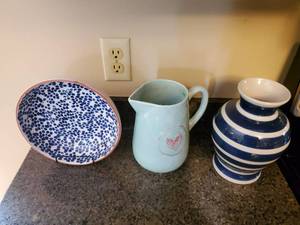 lot 150 image: 3 ceramic pieces