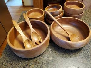 lot 162 image: Set of wooden bowls