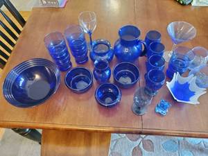 lot 170 image: Blue glassware
