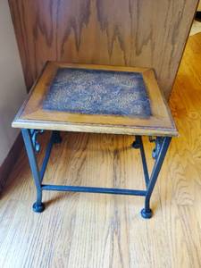 lot 171 image: Small side table