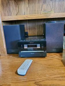 lot 182 image: Sony CD player w speakers