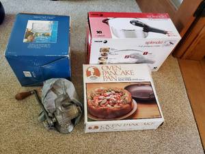 lot 194 image: Collection of kitchenware