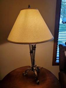 lot 197 image: 2 lamps