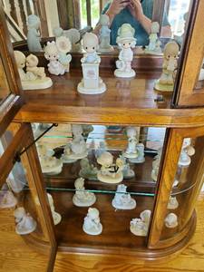 lot 204 image: Collection of Precious Moments figurines