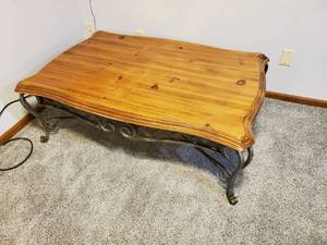 lot 500 image: Wood Coffee Table