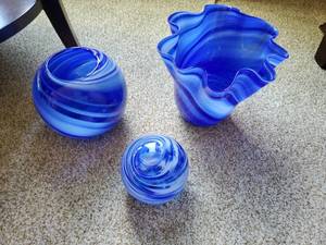 lot 207 image: 3 pieces of blue swirl glassware