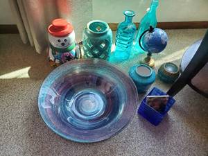 lot 208 image: Misc. glassware, ceramic pieces, and dcor