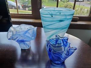 lot 209 image: 3 pieces of blue swirl glassware