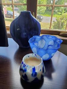 lot 211 image: 3 pieces of blue glassware