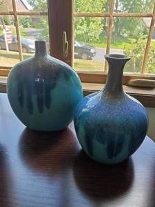 lot 213 image: 2 blue glass vases