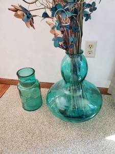 lot 214 image: 2 green glass vases