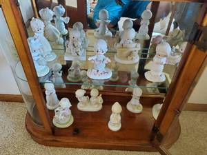 lot 201 image: Collection of Precious Moments figurines
