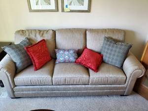 lot 226 image: Bassett couch