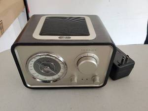 lot 231 image: Vintage Crosley radio