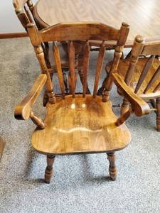 lot 253 image: Wood table w 6 chairs